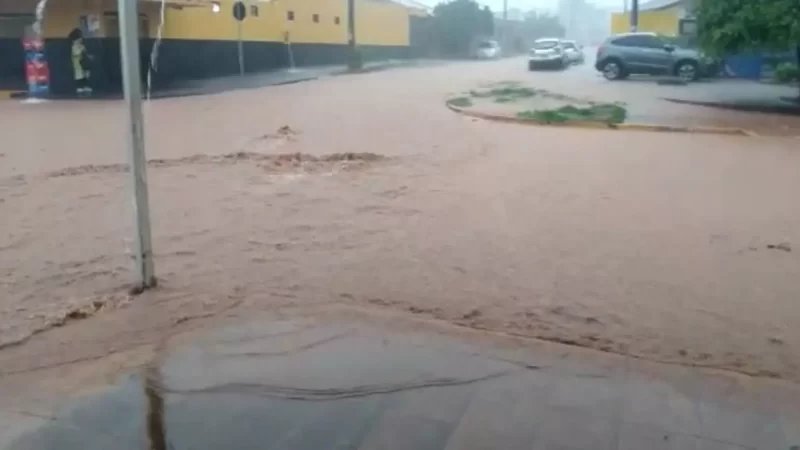 Ruas viram ‘lagos’ e moradores do Santa Emília lamentam abandono do poder público
