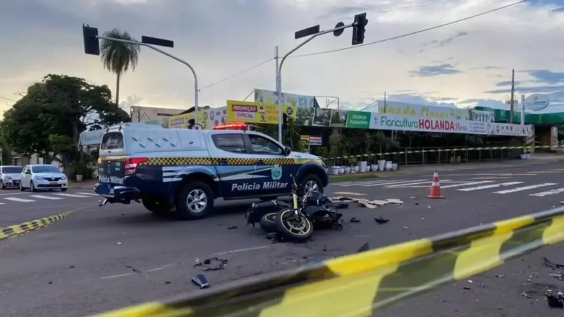 Motociclista atingido por carro que fez conversão proibida respira com ajuda de aparelhos