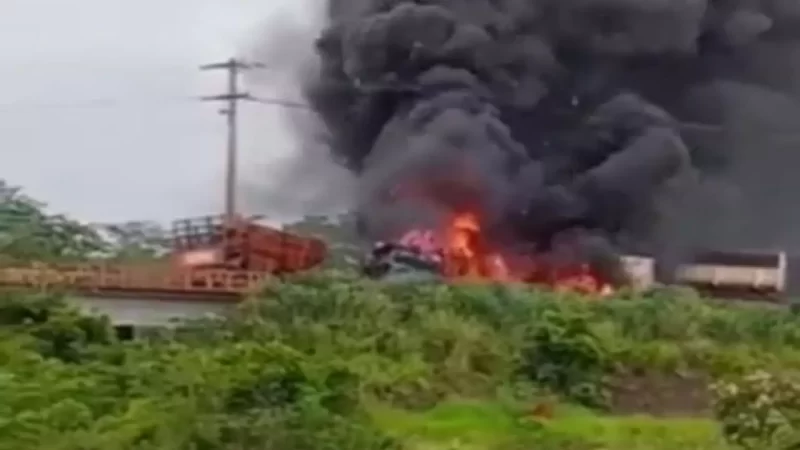 Caminhões pegam fogo após colisão na BR-158 e ponte fica interditada