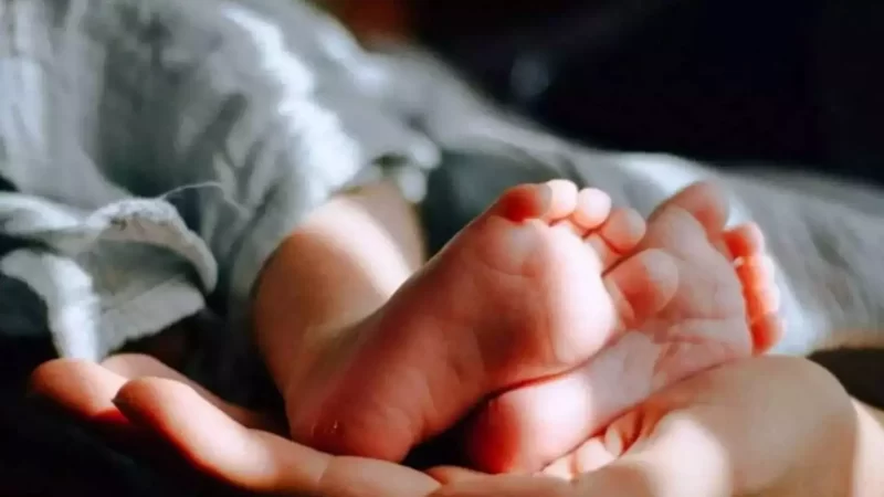 Mãe desconfia de choro de bebê de 5 meses e tio de 15 anos é suspeito de estuprar criança