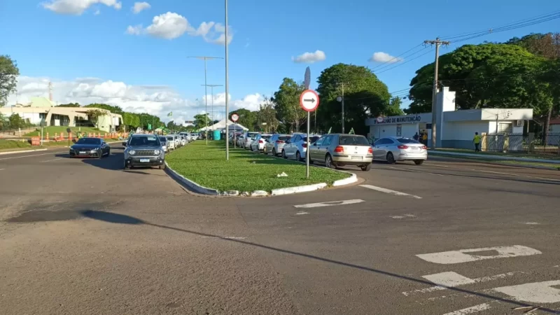 Avenida em frente ao CMO é tomada por manifestantes em Campo Grande