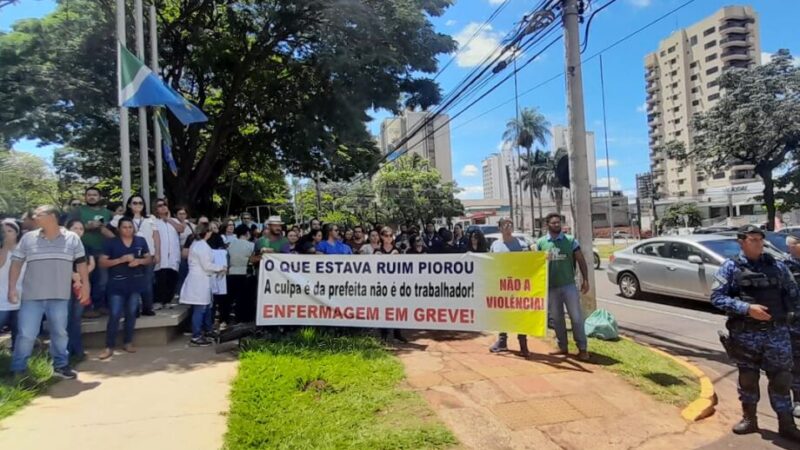 Enfermagem entra em greve e prefeita monta barricada para impedir acampamento no Paço