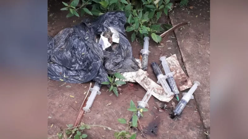 Saco com tubos de sangue e seringas é encontrado em calçada perto de escola