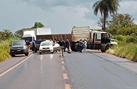 Acidente com pelo menos seis veículos ‘fecha’ a BR-060