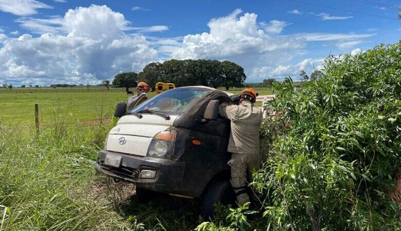 Após perder controle, motorista capota caminhão e fica ferido na MS-276