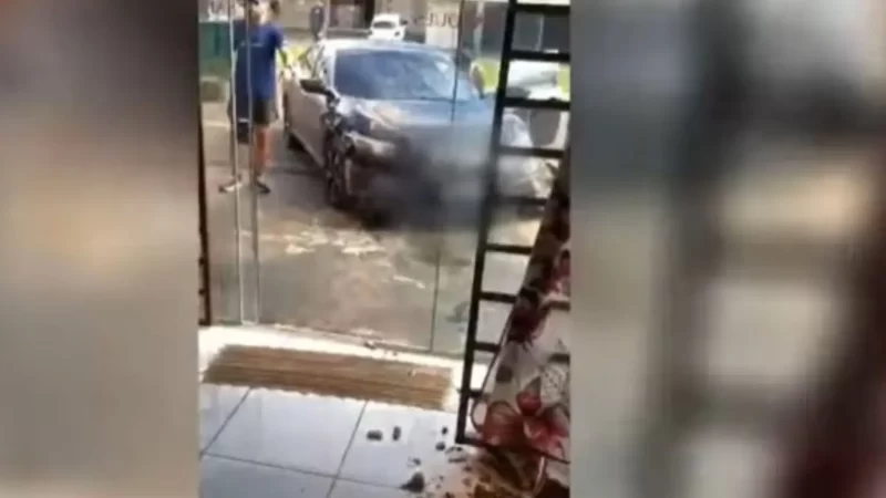 Carro desgovernado atravessa canteiro e atinge sapataria no Tiradentes