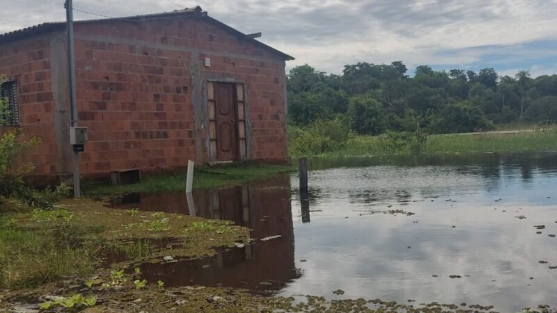 Rio ultrapassa os sete metros e expulsa famílias na cidade de Miranda