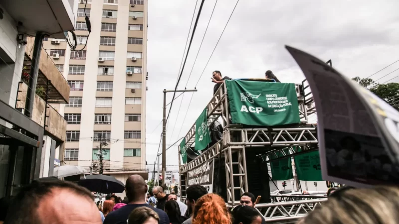 Garoa não desanima e professores de Campo Grande protestam com colegas de 79 cidades de MS