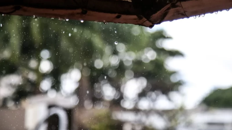 Chuva forte pega moradores de surpresa na área central de Campo Grande