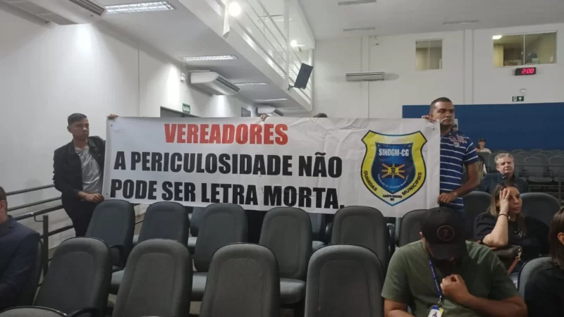 Com faixas, guardas vão à Câmara de Campo Grande reivindicar adicional de periculosidade