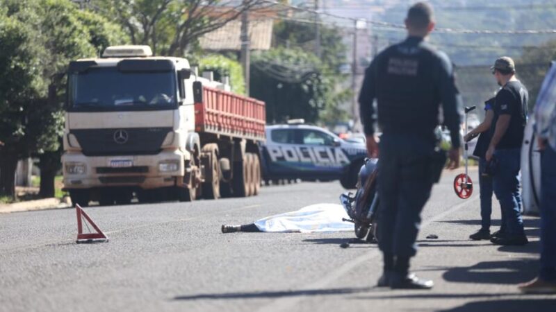 Motorista abre porta, derruba motociclista e mulher de 22 anos morre atropelada