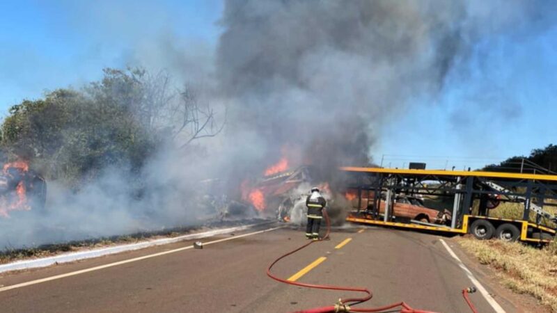 Caminhoneiro morre carbonizado em colisão entre dois caminhões-cegonha na MS-338