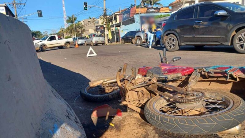 Motoentregador é lançado a 10 metros após colisão em cruzamento movimentado de Campo Grande