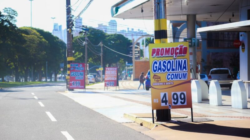 Seis dias após anúncio de redução no preço, gasolina fica até 24 centavos mais barata