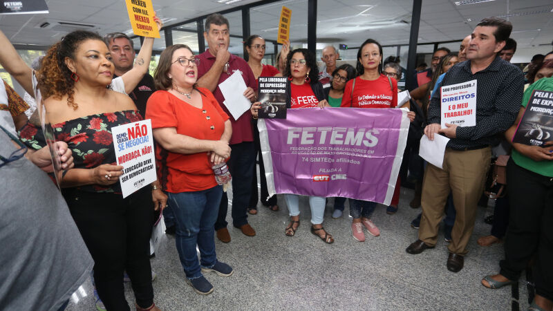 Manifestação defende educadora investigada por “ensinar” ideologia de gênero