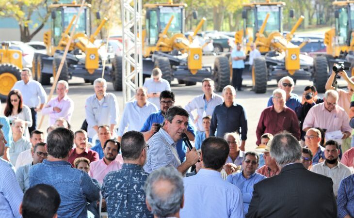 Governador entrega maquinários a 19 cidades para recuperar estradas e ajudar homem do campo