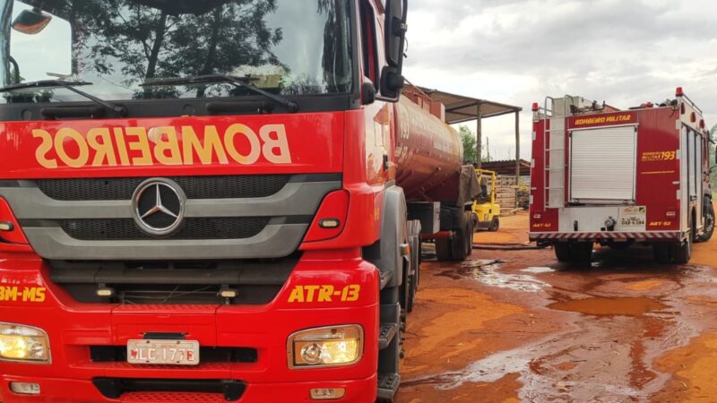 Incêndio de grandes proporções atinge empresa de paletes em Campo Grande