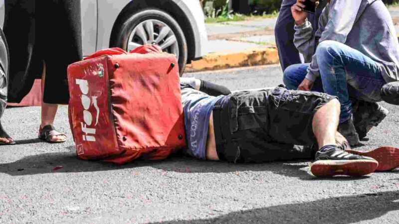 Freada brusca causa acidente com motoentregador na Rua Bahia em Campo Grande