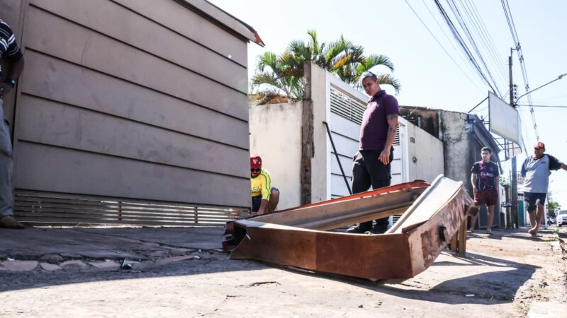 Motorista perde controle do carro, invade casa e destrói portão no Tiradentes