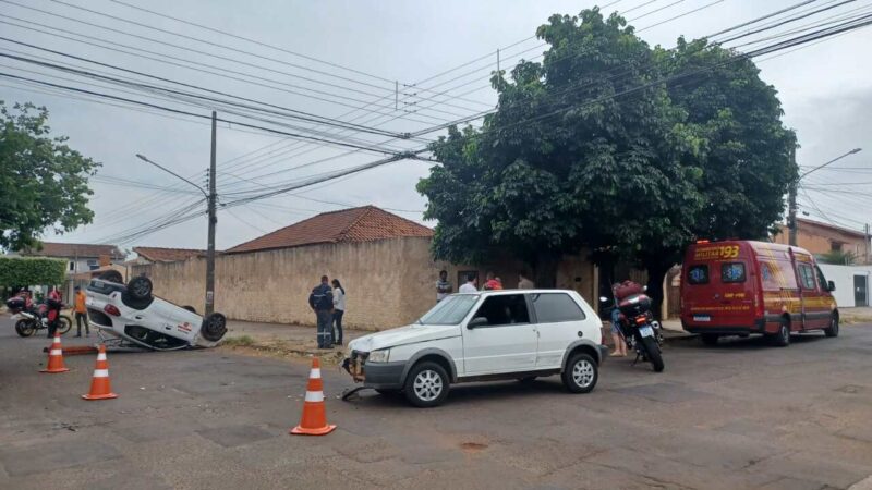 Motorista não respeita sinalização e provoca acidente com capotamento no Santo Amaro