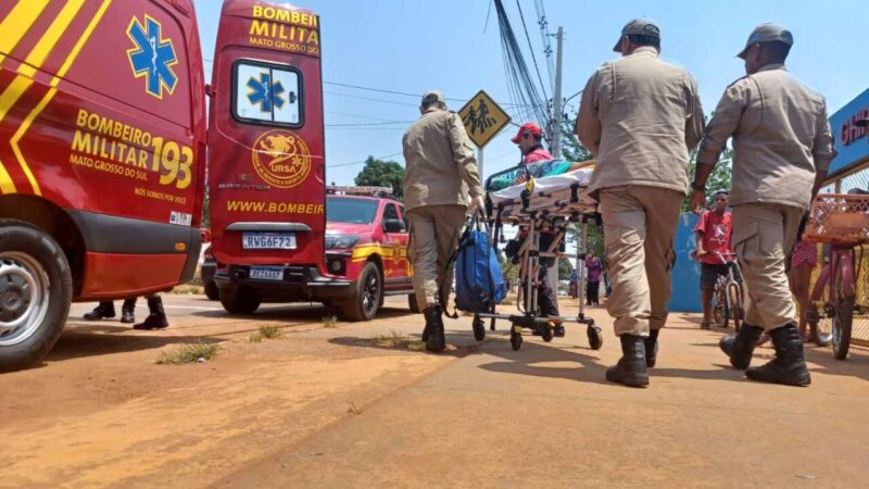 Em briga em frente de escola no Parque do Lageado, aluno apanha até ficar desacordado