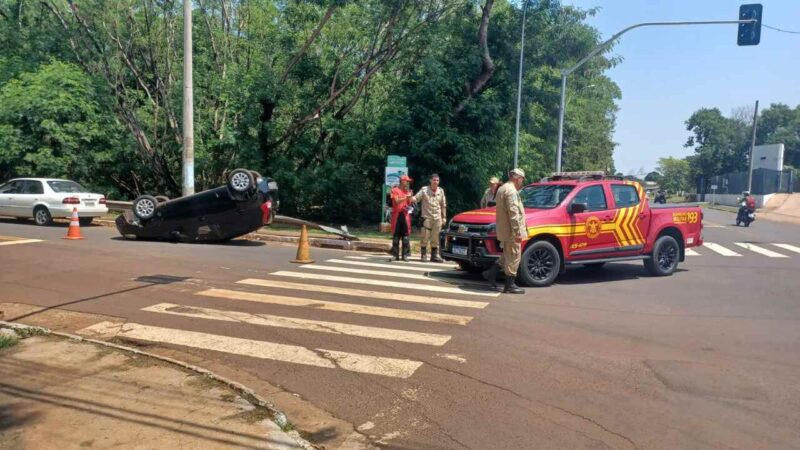 Motorista tenta avisar motociclista de corda no pneu, perde controle e capota em Campo Grande