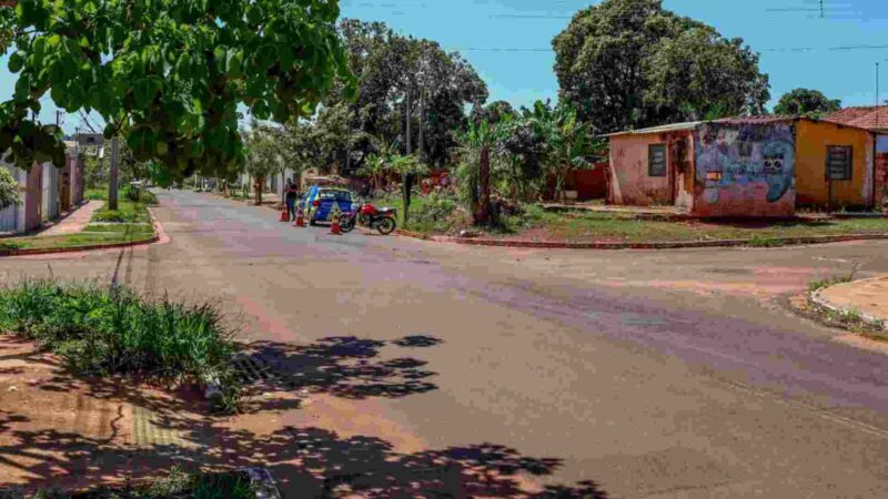 Sem sinalização, carro invade preferencial e bate em moto no Jardim Colúmbia