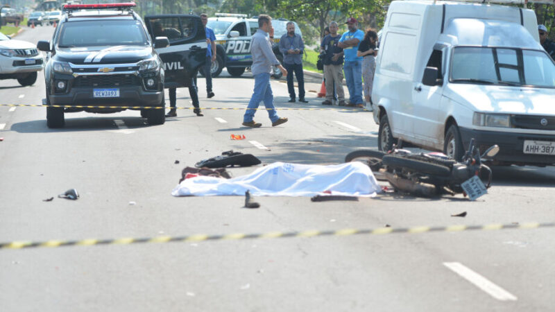 Motociclista de 29 anos é atropelado e morre enquanto ia para trabalho