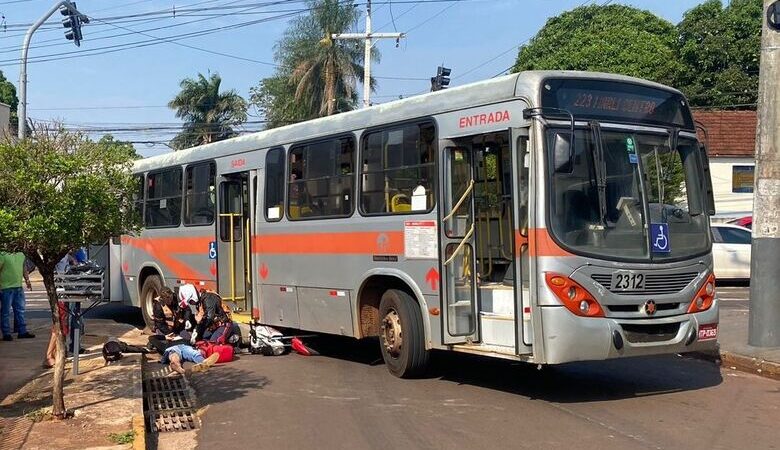 Motociclista acaba embaixo de ônibus ao fazer ultrapassagem indevida na Euler de Azevedo