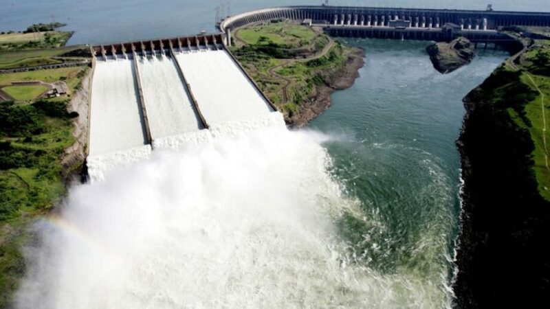 Governo já pode tirar Itaipu da conta de luz e rever venda da energia, dizem entidades