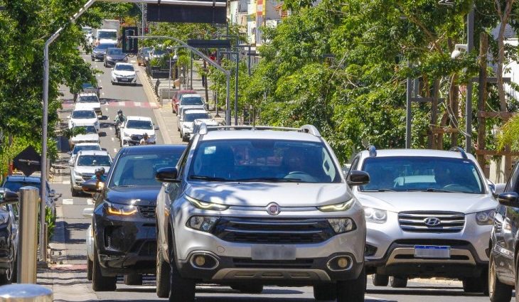 Prazo para licenciar veículos com placa final 0 termina na terça-feira (31)