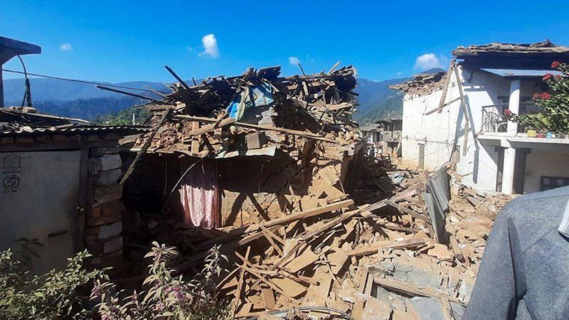 ‘Não conseguiram salvar minha filha’: terremoto no Nepal deixa mais de 150 mortos