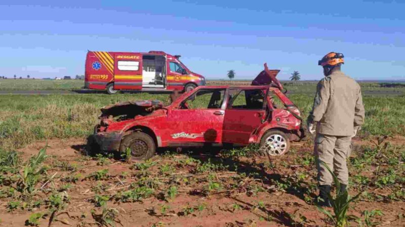 Carro com duas crianças capota na MS-156 após motorista perder o controle da direção