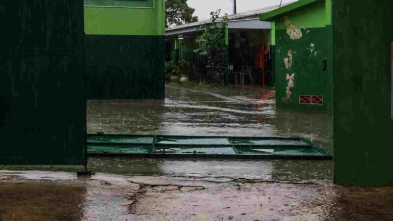 Alunos ficam sem aulas após temporal derrubar portão de escola em Campo Grande