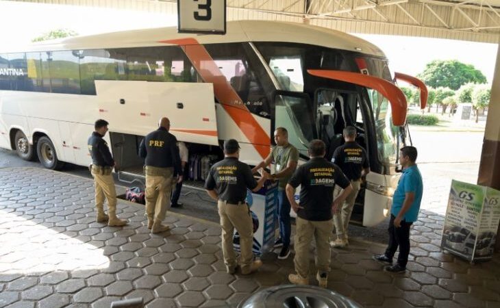 Segurança a bordo: Agems e PRF orientam mais de 400 passageiros de ônibus na Operação Rodovida