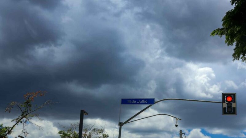 Chuva forte chega em bairros de Campo Grande e MS segue em alerta de tempestade