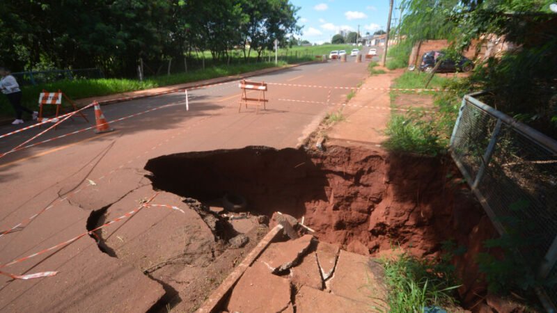 Buraco vira cratera, engole calçada e Rua do Seminário amanhece interditada