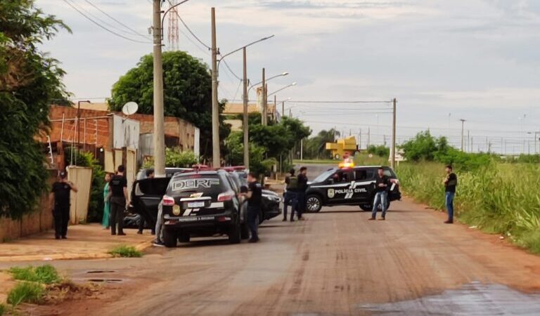 Morto em confronto durante operação tinha armas, munições e cocaína escondidos em casa