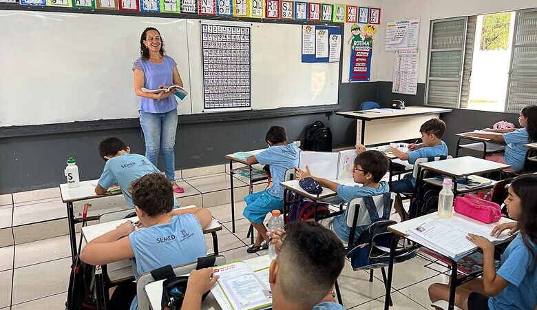 Prefeitura publica edital de concurso com 323 vagas para professores