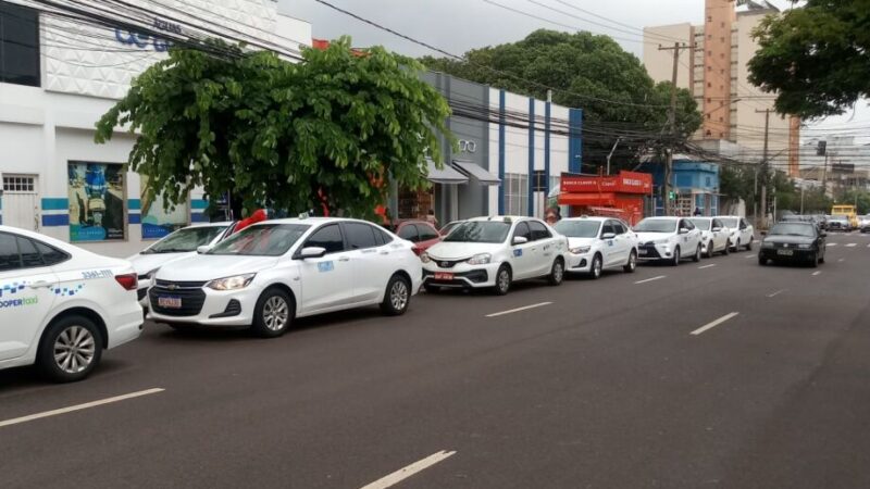 Há três dias sem rede, taxistas fecham entrada da Vivo em Campo Grande