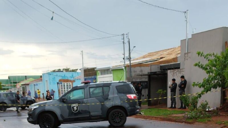 Policiais do Choque matam um e prendem dois envolvidos em roubo e agressão a comerciantes