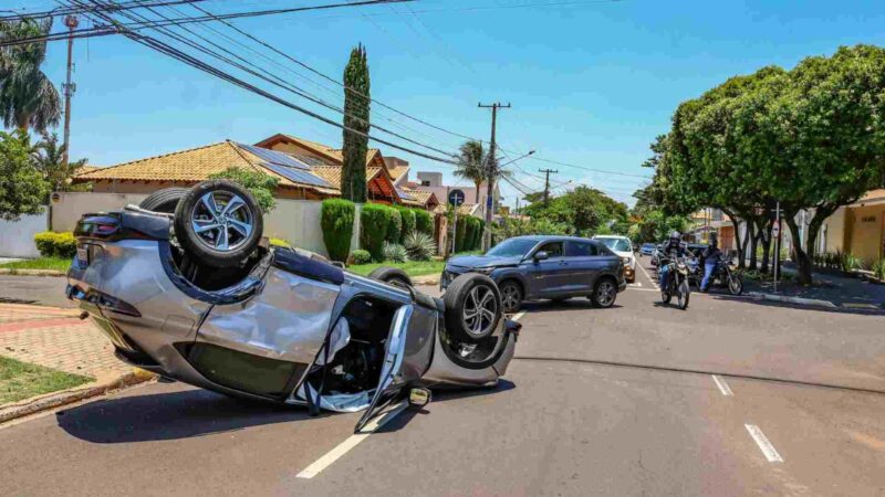 Idoso invade preferencial, colide em carro e capota no cruzamento das ruas Alagoas e Pernambuco