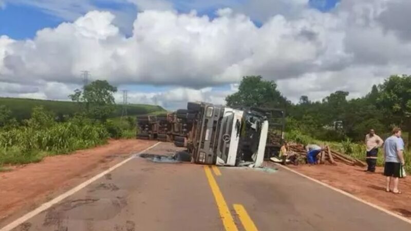 Carreta tomba na BR-262 e interdita única rota para Três Lagoas