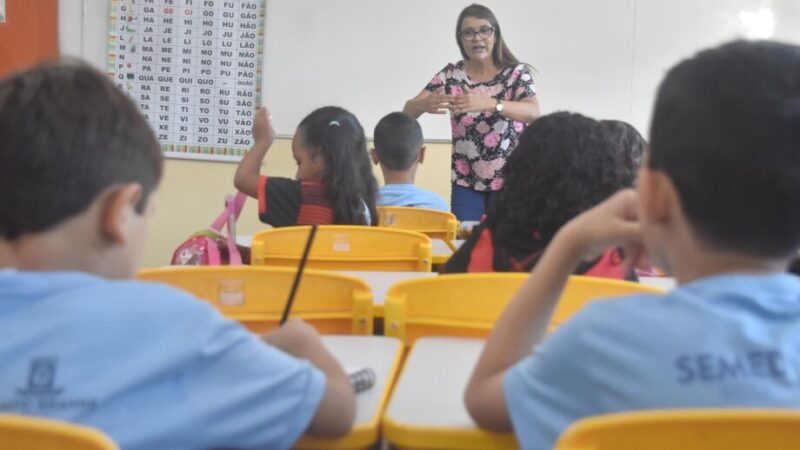 Processo seletivo aprova 11,5 mil professores temporários na Capital