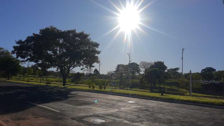 Fevereiro termina com onda de calor e máximas flertando com 40°C em MS