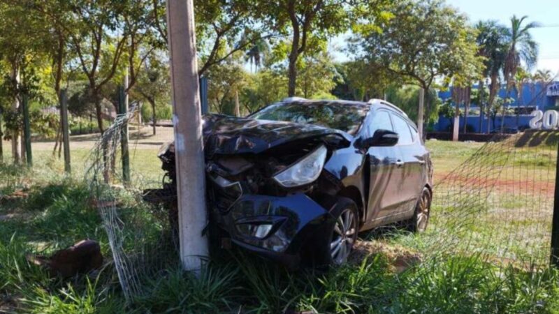 Carro fica destruído após motorista embriagado perder controle e bater em árvore