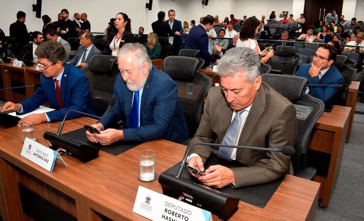 Em sessões ordinária e extraordinária, deputados votam quatro projetos nesta quinta-feira