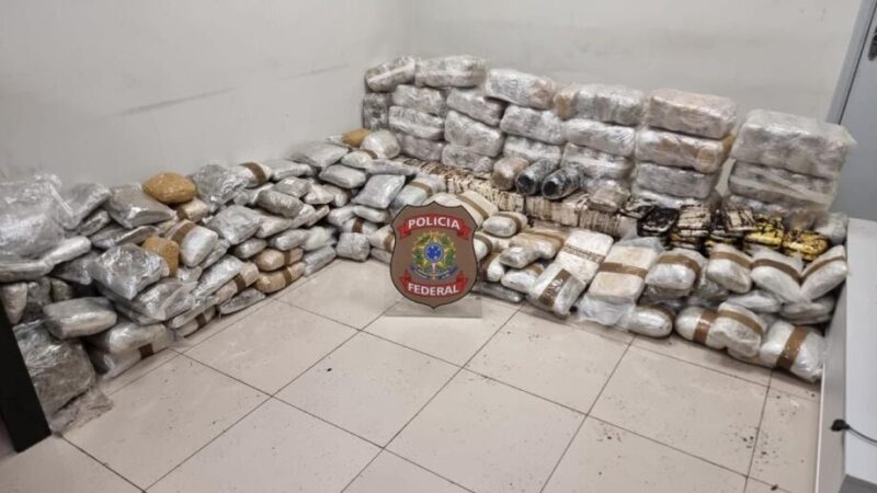 PF encontra mais de 160 kg cocaína e carga de maconha em caminhão abandonado