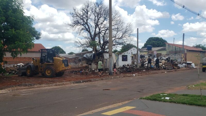 Mutirão retira toneladas de lixo de terrenos invadidos por usuários de drogas na capital