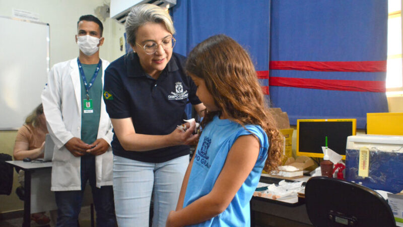 “Melhor estratégia”, vacinação nas escolas atinge metade do previsto